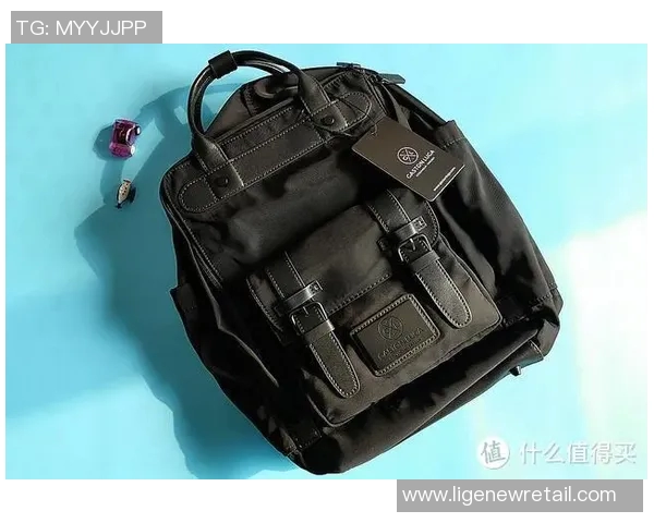 喷雾场景与足球明星合作推出限量联名款背包引领时尚潮流